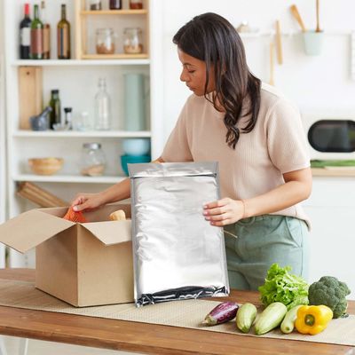 Dispositivo de papel metálico de aluminio caliente frío aislado térmico refrigeración de burbujas Mailers sobre